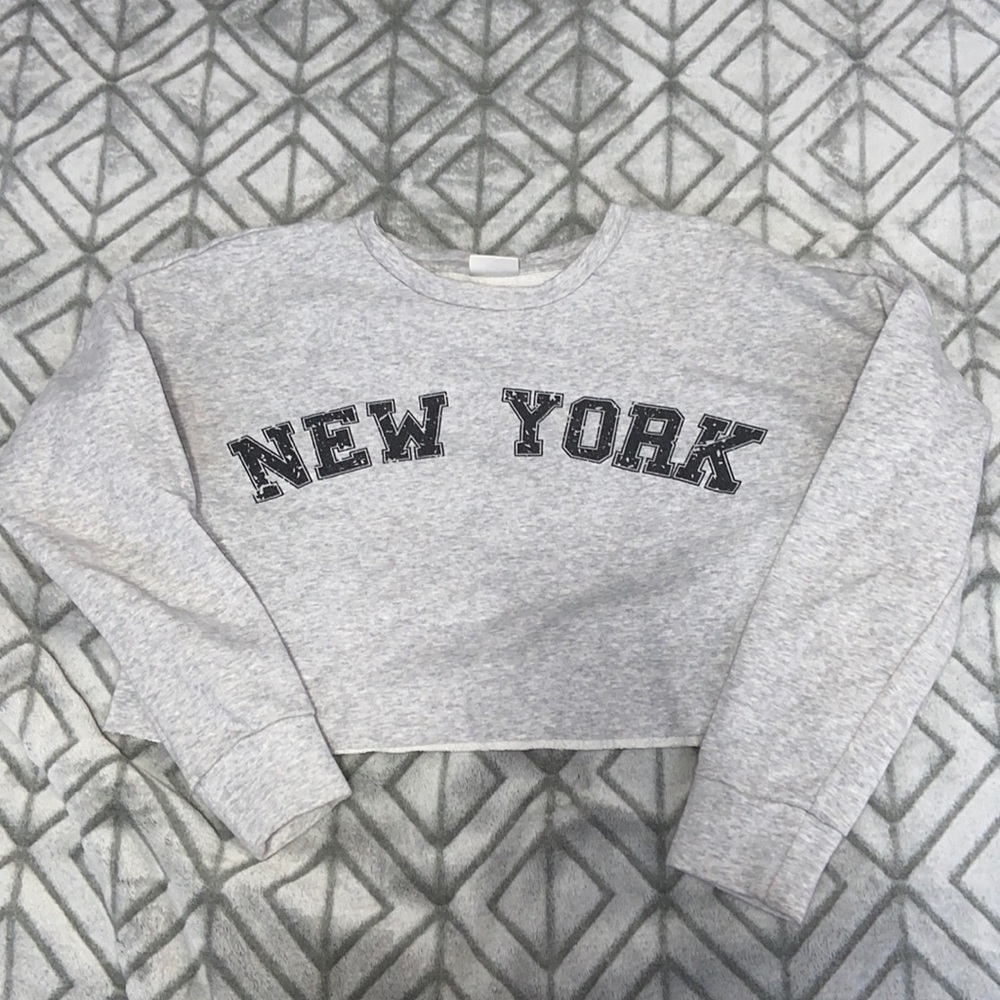 Cropped grey crewneck